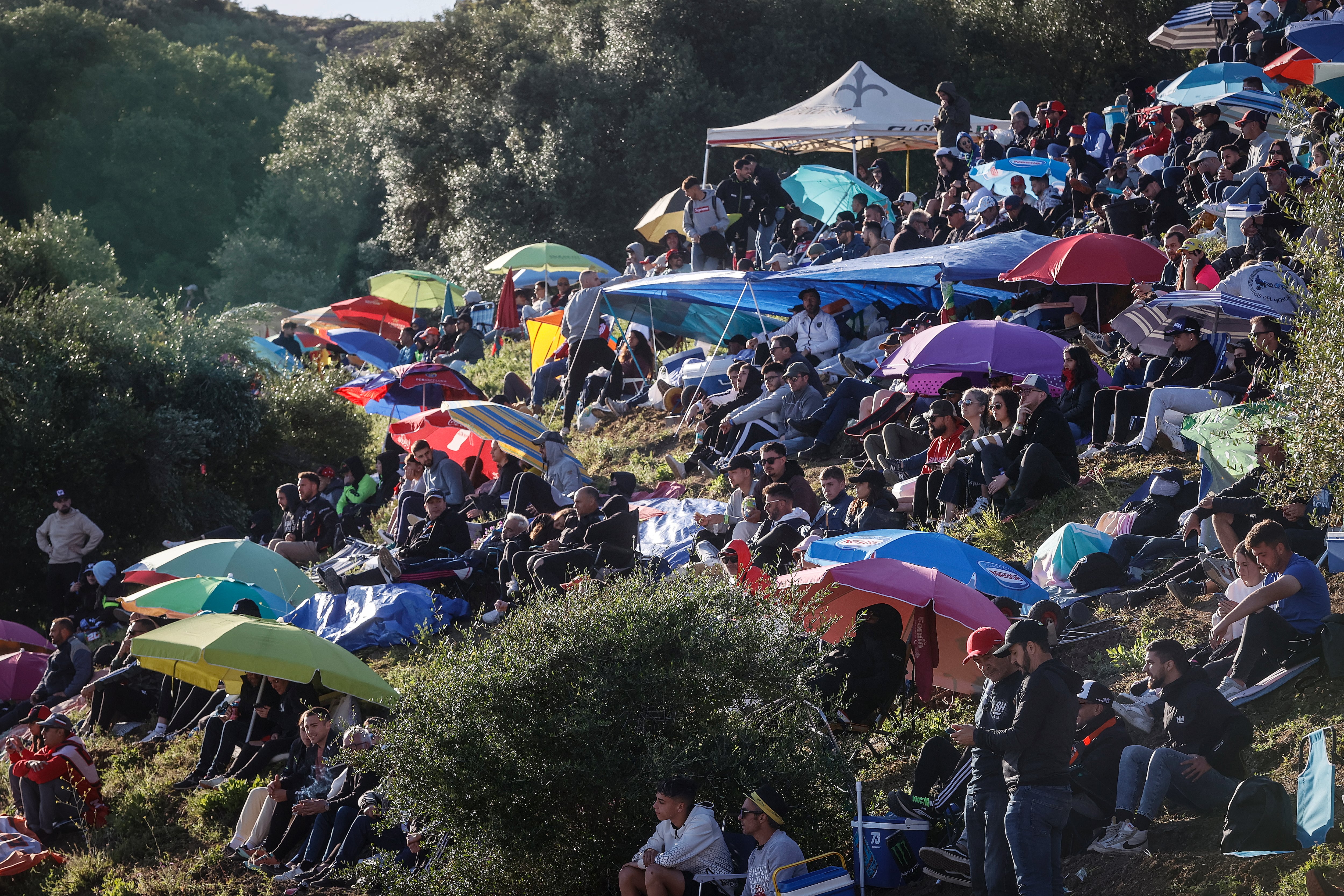 Miles de aficionados llegan al circuito para presenciar el Gran Premio de España de Motociclismo de 2024 este domingo