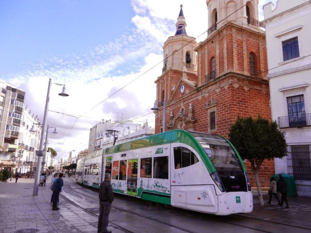 El tranvía cruzando la calle Real de San Fernando