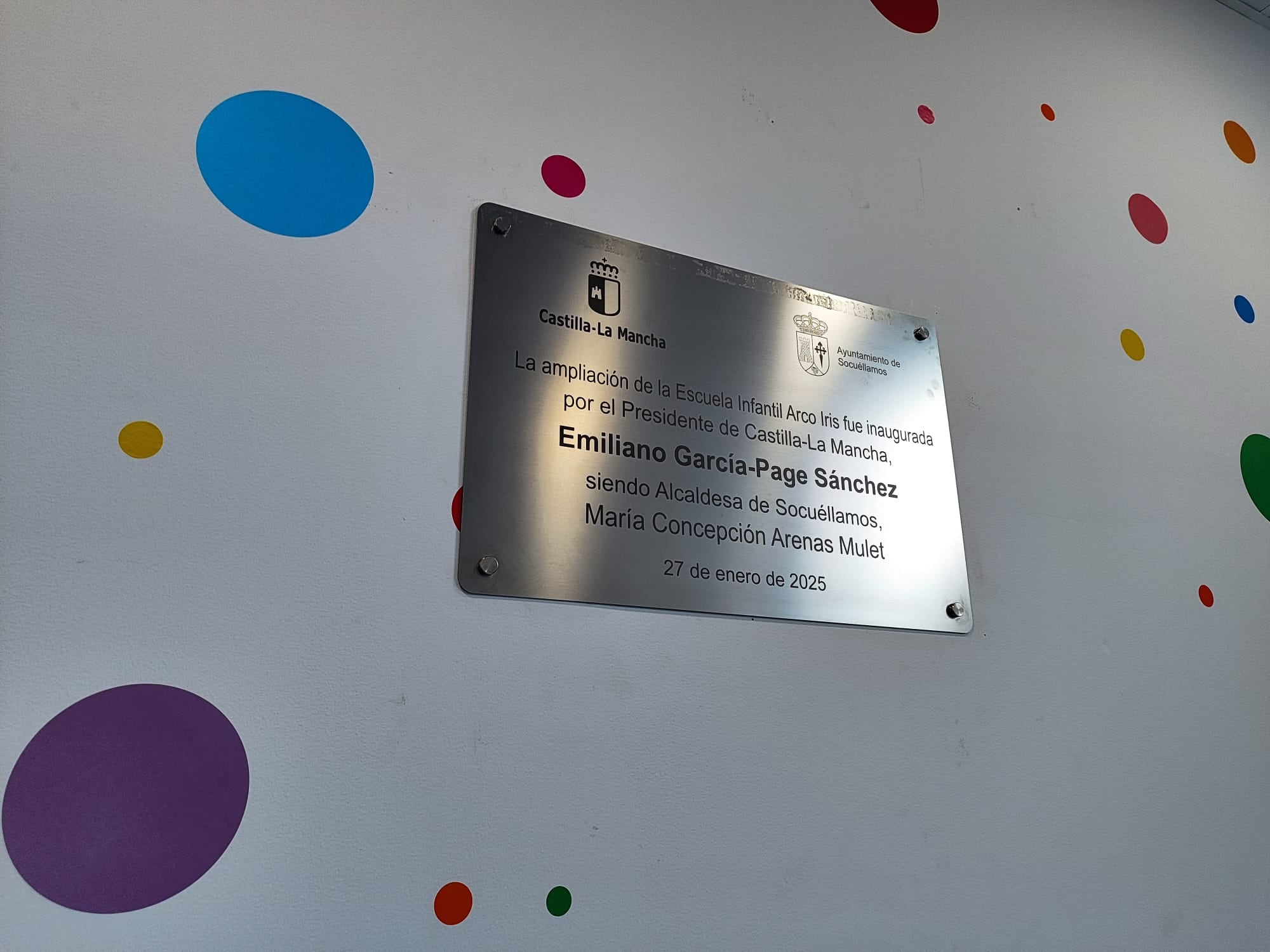 Placa de la inauguración de la ampliación del centro