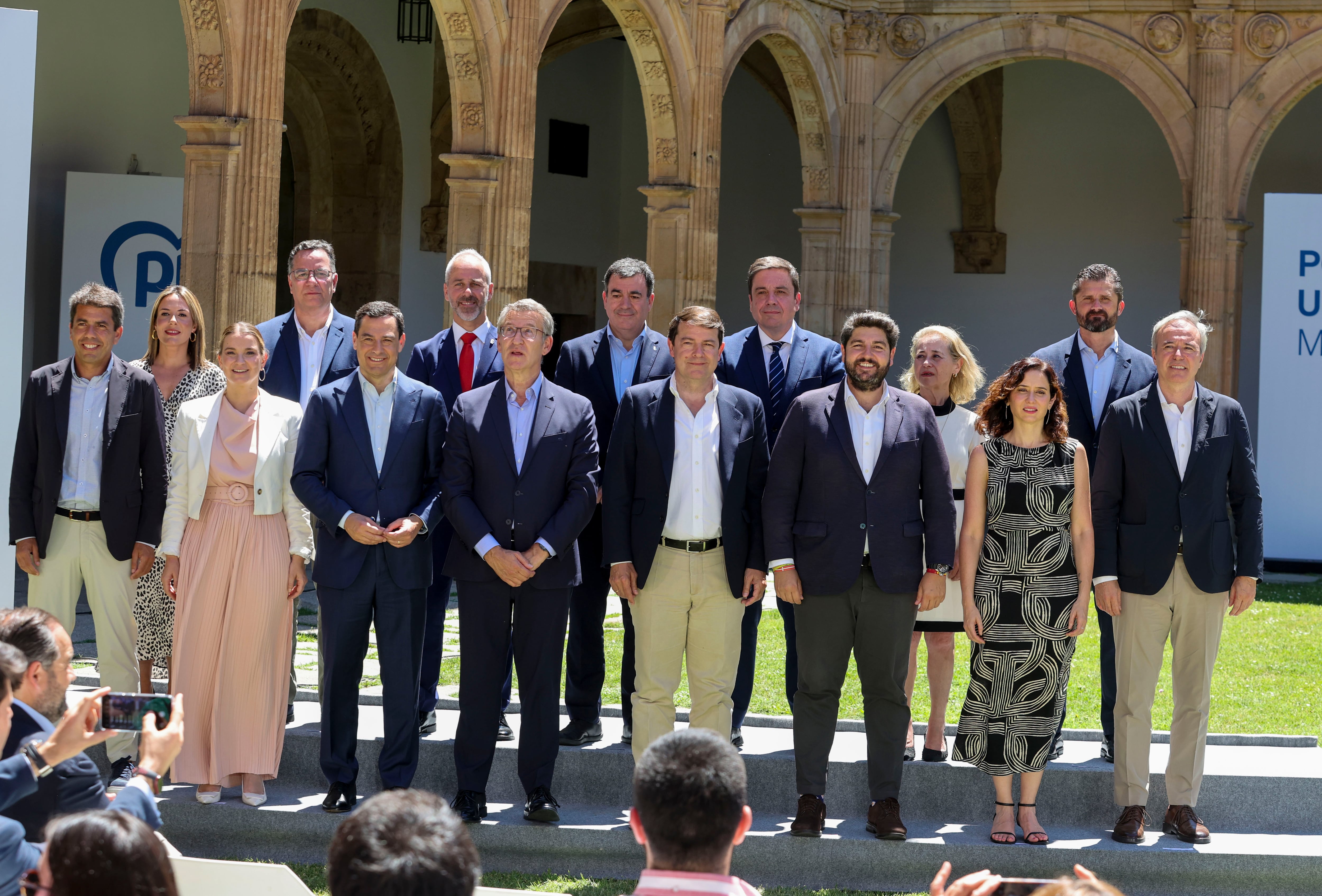 El presidente del Partido Popular, Alberto Núñez Feijóo (c), clausura este lunes en Salamanca, el acto &quot;Por una EBAU común&quot;, y que contará con la asistencia de miembros de la dirección del partido y presidentes autonómicos del PP.