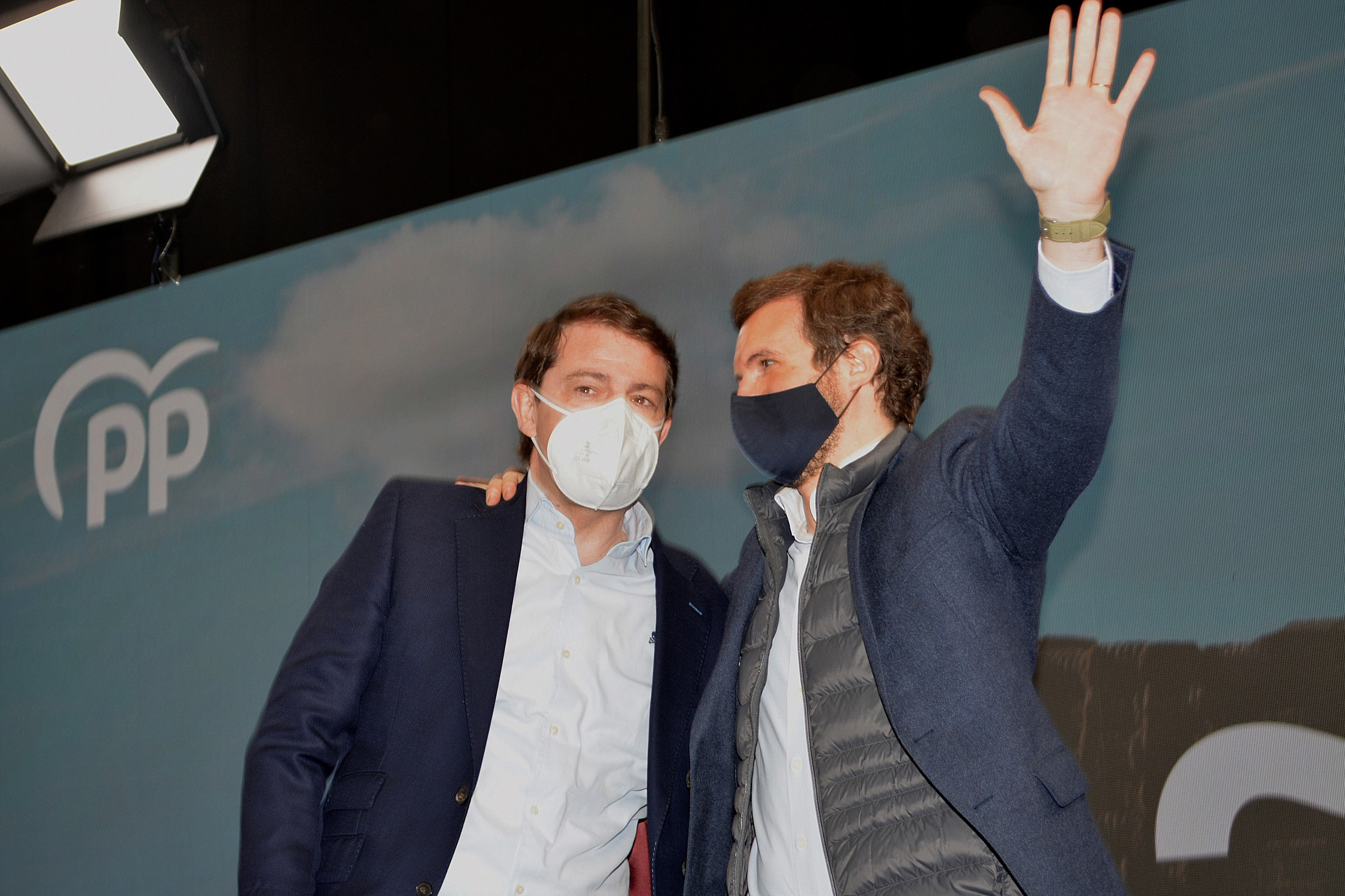 PALENCIA, 06/02/2022.- El presidente de PP, Pablo Casado (d), a su llegada a Palencia para participar en un mitin con el candidato a la presidencia de la Junta de Castilla y León, Alfonso Fernández Mañueco (i). EFE/Almudena Álvarez
