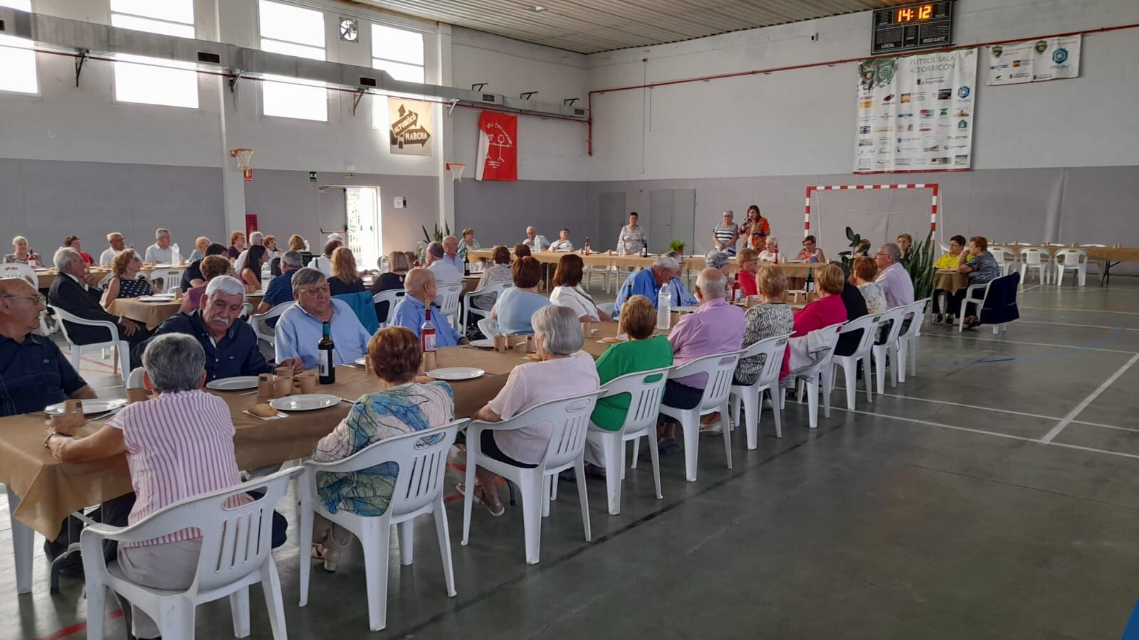 Comida en el pabellón municipal