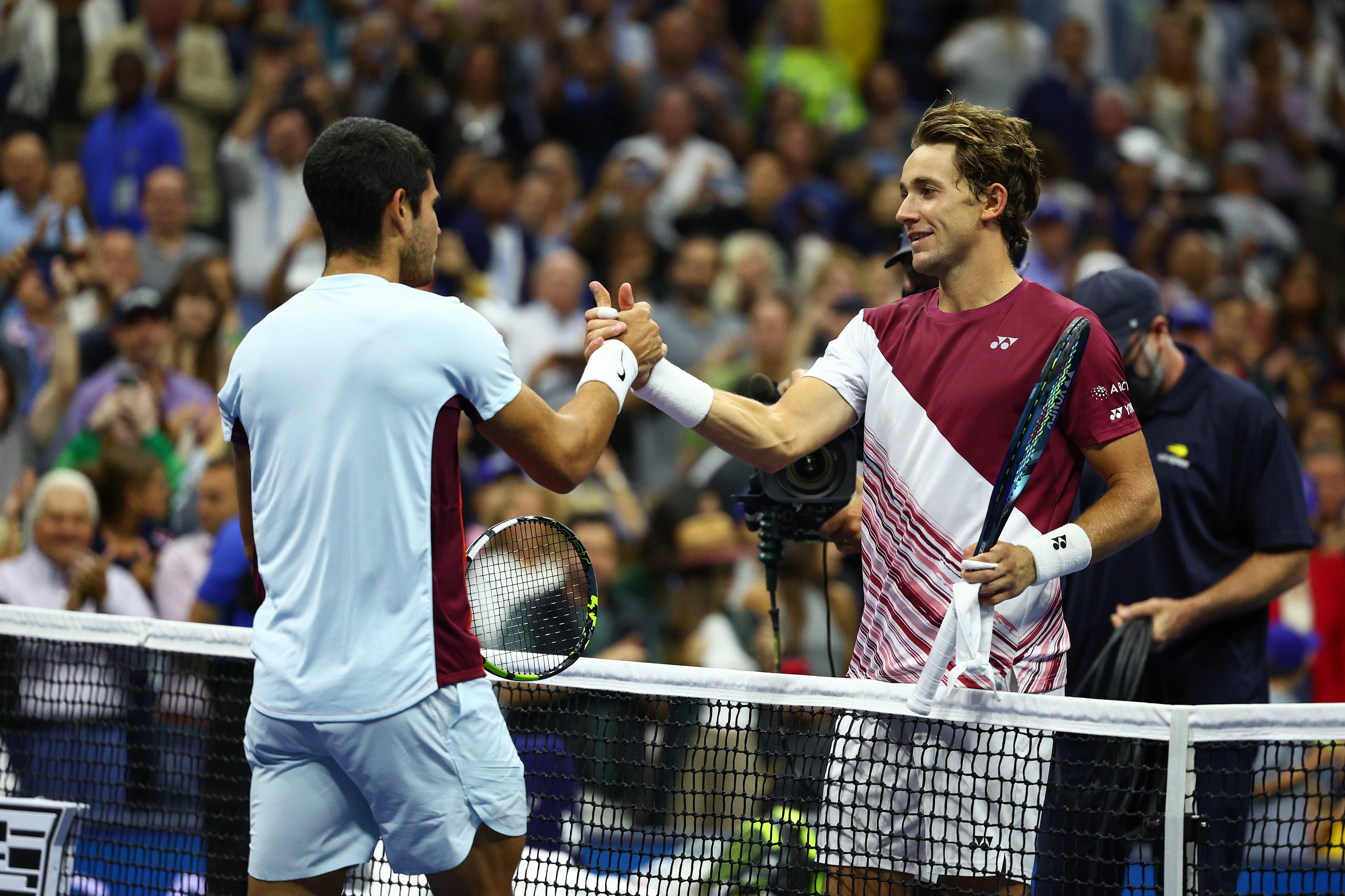 Carlos Alcaraz y Casper Ruud se saludan antes de la final del US Open.