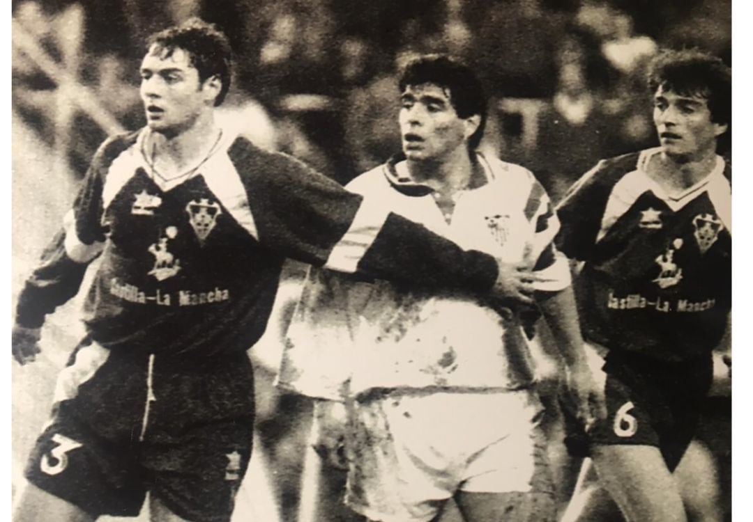 Santi Denia y Catali, junto a Maradona en partido disputado en 1993