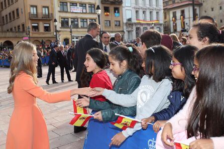 Infanta Sofía saludando a los niños en la plaza de la Catedral