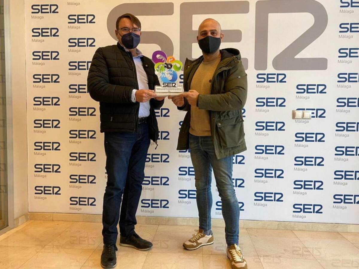 SER Málaga entrega el premio de la audiencia a la comparsa "De malagueñas maneras"
