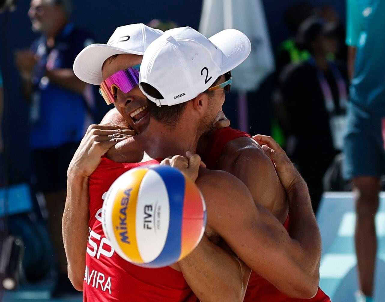 Paris (France), 05/08/2024.- Pablo Herrera Allepuz (R) and Adrian Gavira Collado of Spain celebrate during the Men&#039;s round of 16 match against Michal Bryl and Bartosz Losiak of Poland in the Beach Volleyball competitions in the Paris 2024 Olympic Games, at the Eiffel Tower in Paris, France, 05 August 2024. (Francia, Polonia, España) EFE/EPA/RITCHIE B. TONGO