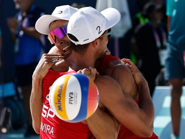 Paris (France), 05/08/2024.- Pablo Herrera Allepuz (R) and Adrian Gavira Collado of Spain celebrate during the Men's round of 16 match against Michal Bryl and Bartosz Losiak of Poland in the Beach Volleyball competitions in the Paris 2024 Olympic Games, at the Eiffel Tower in Paris, France, 05 August 2024. (Francia, Polonia, España) EFE/EPA/RITCHIE B. TONGO