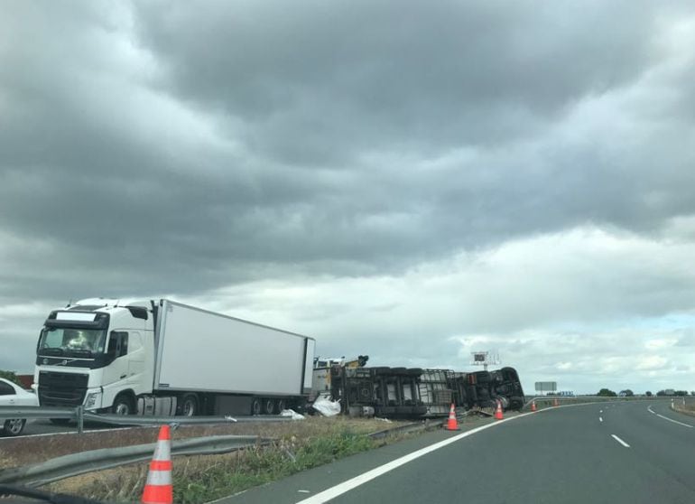 Camión volcado en la A-4.