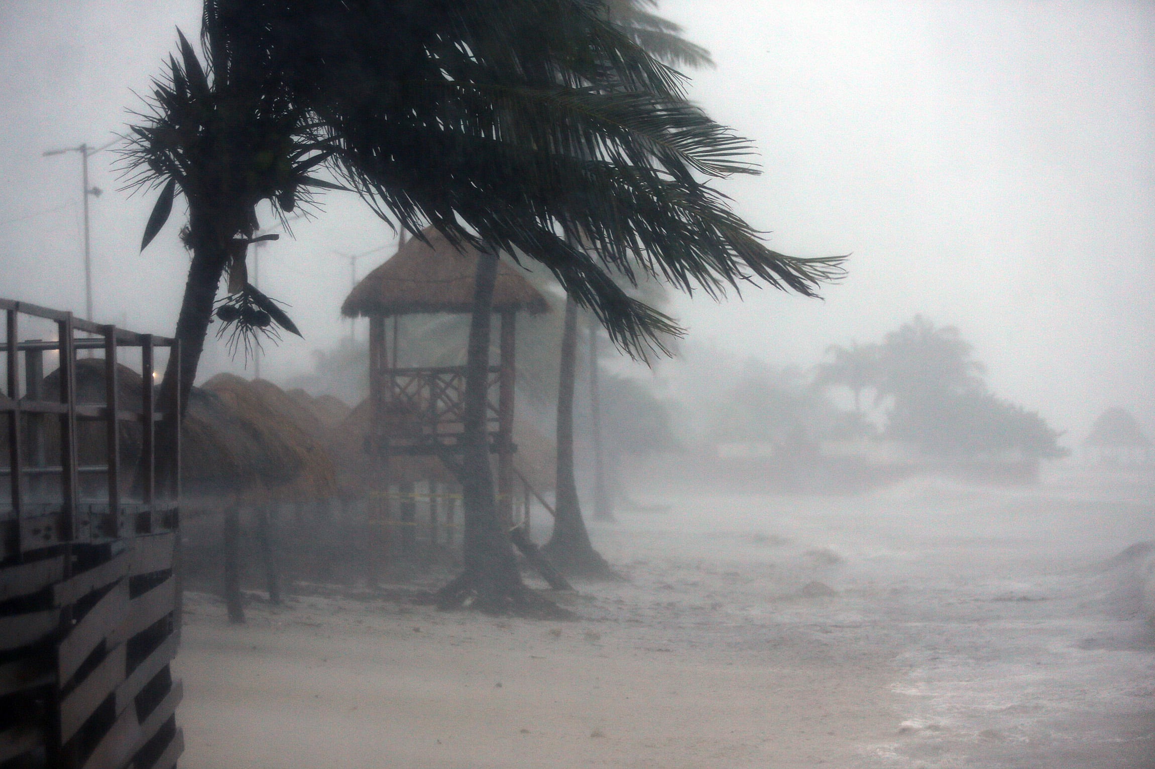 Fotografía del oleaje y fuertes vientos provocados por el huracán Helene, este miércoles en Cancún (México).