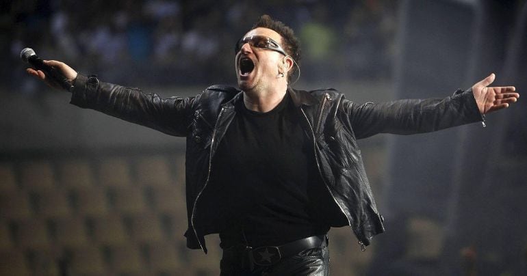 Bono durante un concierto del grupo irlandés U2