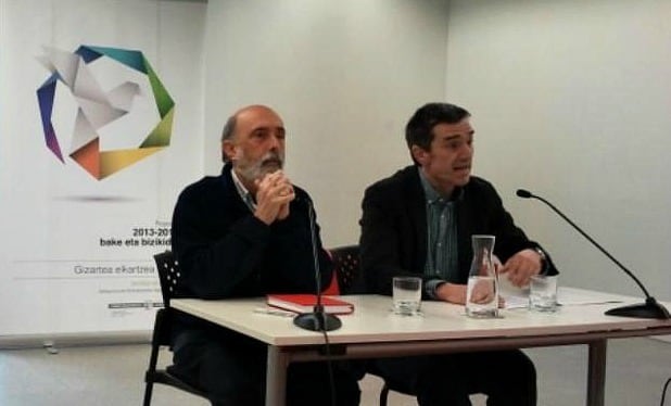 El forense Francisco Etxeberria y el Secretario de Paz y Convivencia del Gobierno Vasco, Jonan Fernández, en la presentación del estudio sobre la tortura