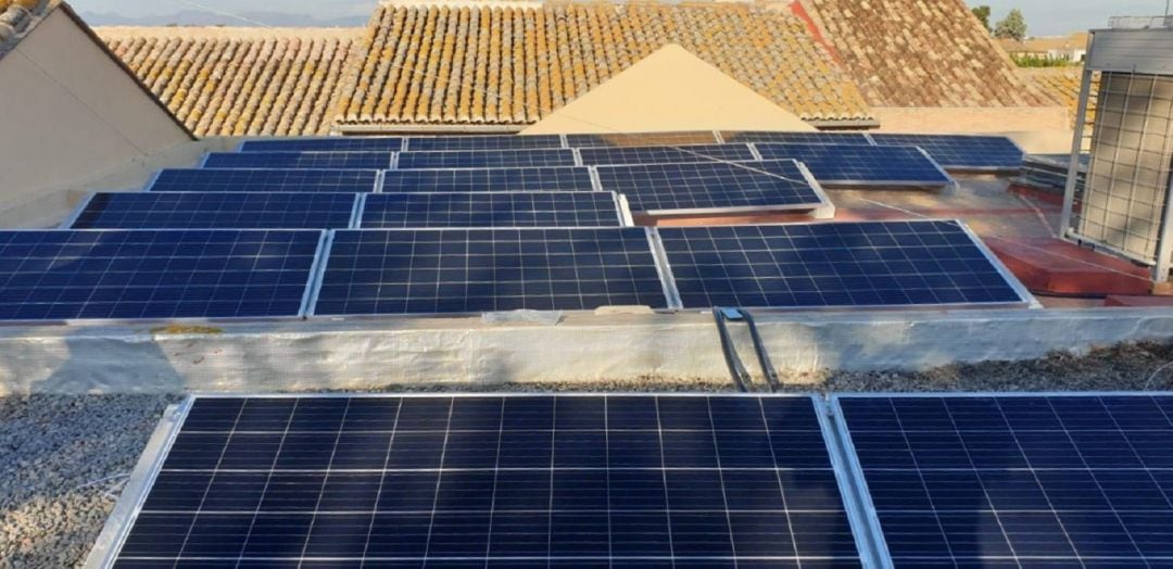 Placas fotovoltaicas que instala el Ayuntamiento de València en Pobles de València.