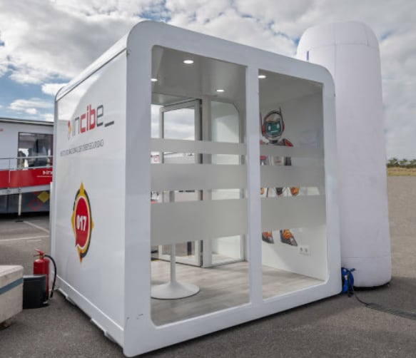 Cabina 017. Espacio privado y confidencial con teléfono directo para contactar con el 017, servicio Tu Ayuda en Ciberseguridad de INCIBE.