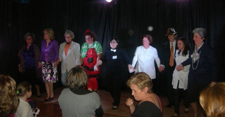 Un grupo de teatro aficionado después de su representación en Navas de San Juan el año pasado.