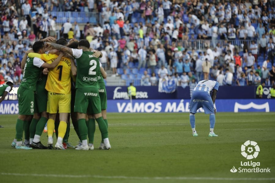 La SD Huesca celebra el empate ante la tristeza de los locales