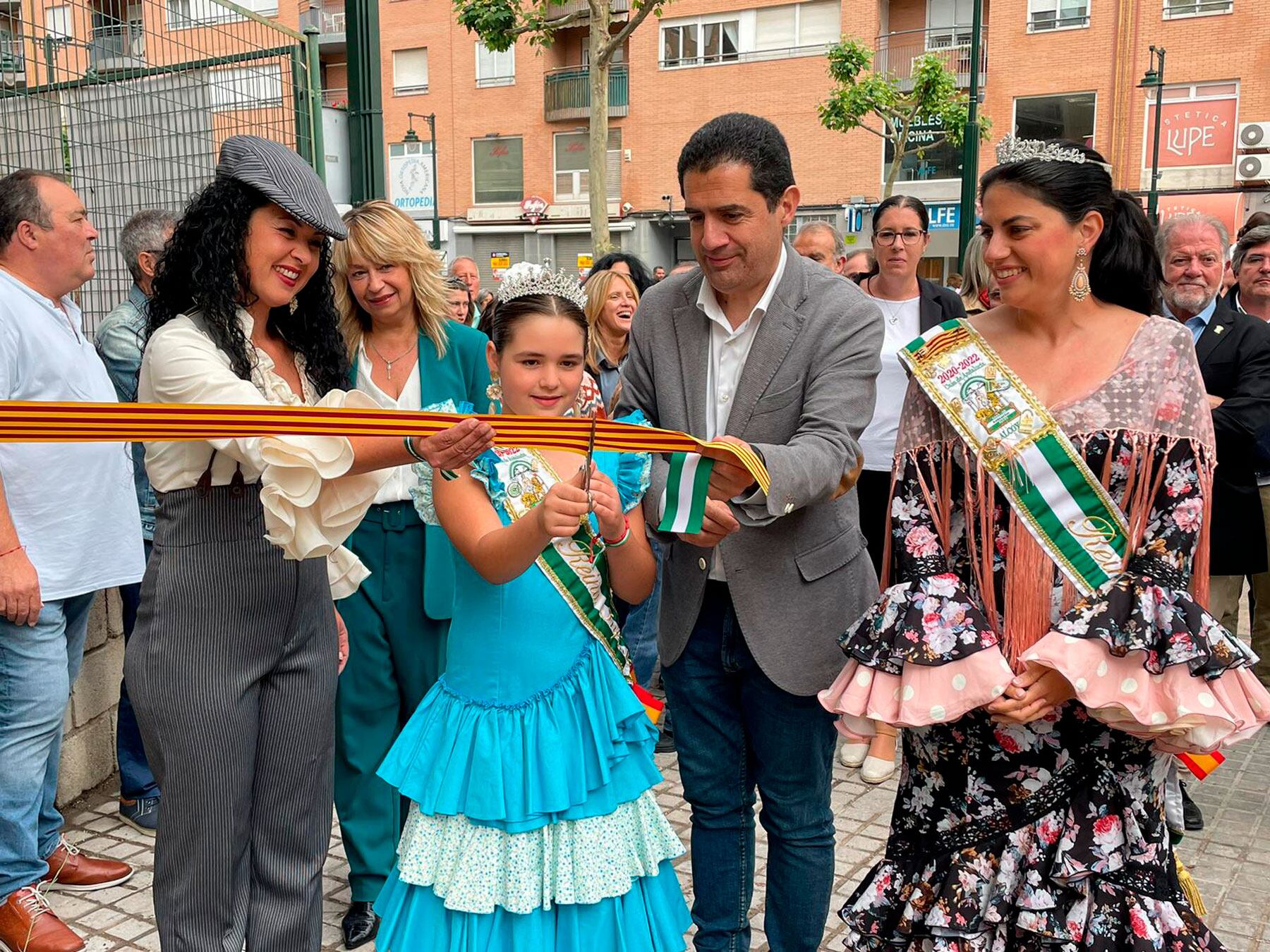 El corte de la cinta por parte de la Reina Infantil 2023 con la ayuda del alcalde Toni Francés