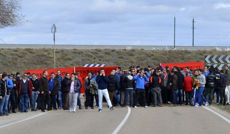 Concentración de empleados de la Fábrica de Armas de Palencia en Villamuriel de Cerrato (Palencia), coincidiendo con una visita de Mariano Rajoy a la provincia el pasado 2 de marzo