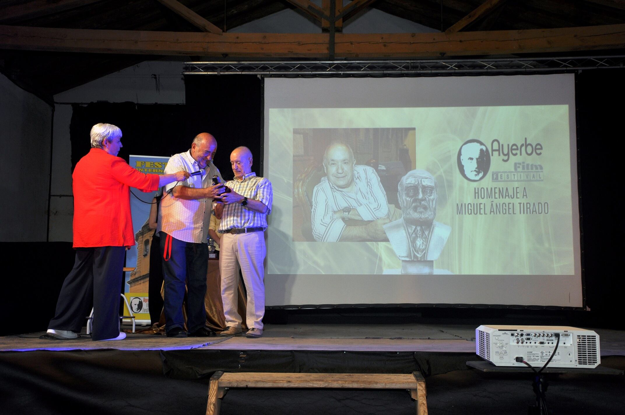 Momento del homenaje a Miguel Ángel Tirado