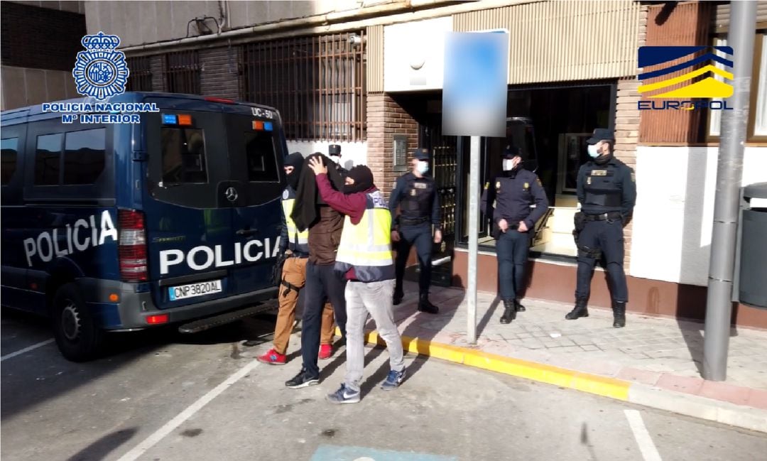 Momento de la detención del presunto yihadista en su domicilio de la calle Alemania de Fuenlabrada.