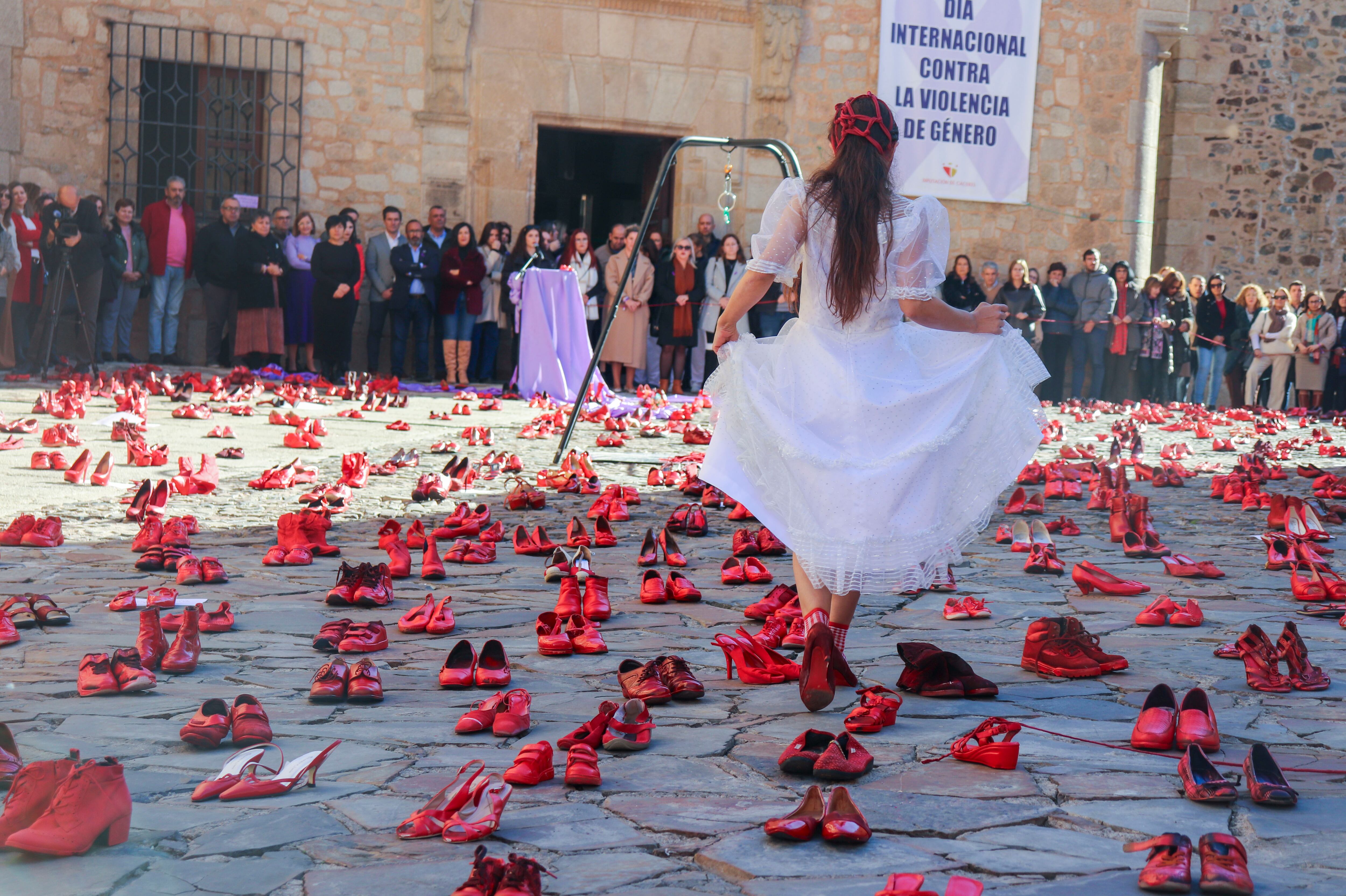 Cáceres, 24 nov (EFE).- Las pisadas, en forma de zapatos rojos, de las ausentes alientan la lucha contra la violencia machista en una performance organizada por la Diputación de Cáceres para conmemorar el Día Internacional de la Eliminación de la Violencia contra las Mujeres y que ha congregado a un centenar de personas en la capital cacereña. EFE/ Vicente Roso
