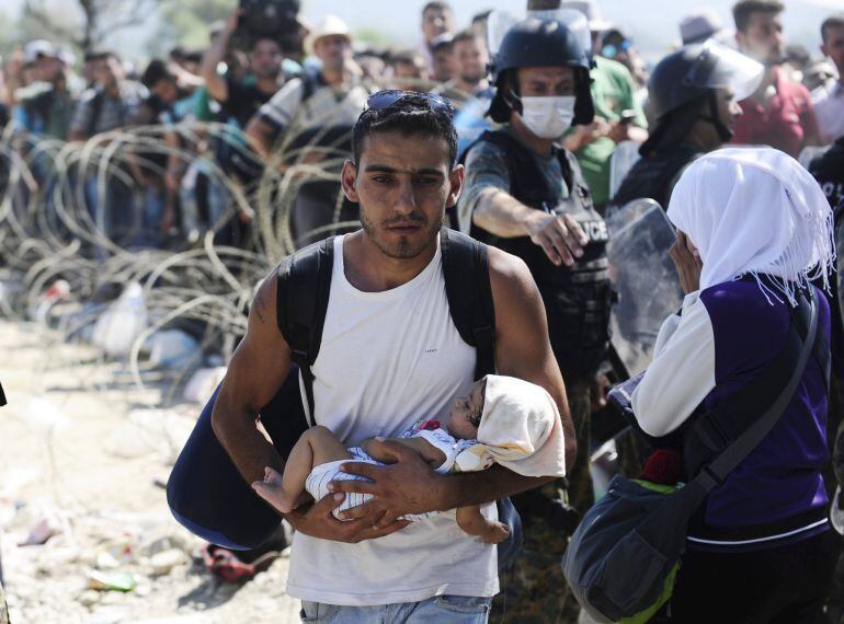 Migrants enter Macedonia near Gevgelija after crossing the border with Greece September 2, 2015. Migrants are trekking from the southern Macedonian border near Gevgelija to the northern border with Serbia on their way to Western Europe. REUTERS/Ognen Teofilovski