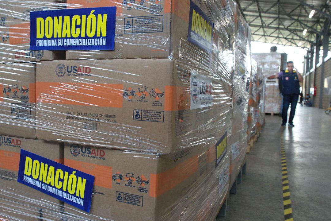 Vista general de las ayudas humanitarias que permanecen almacenadas este jueves en una bodega cerca del puente de Tienditas, uno de los tres pasos fronterizos de Cúcuta con Venezuela