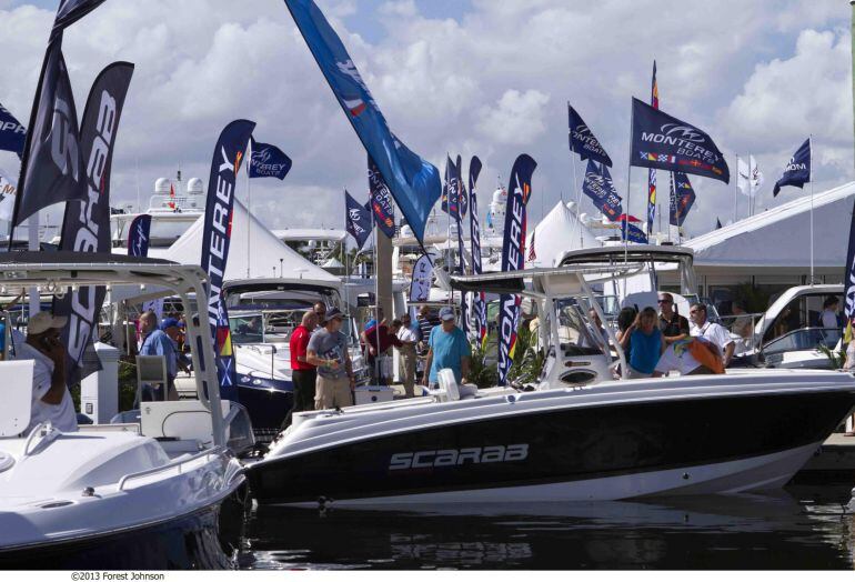 SHM03 FORT LAUDERDALE (FL, EEUU), 30/10/2014.- Siete marinas de Fort Lauderdale, en el sur de Florida (EE.UU.), son desde hoy, 30 de octubre de 2014, y hasta el lunes el mayor escaparate náutico del mundo, con compañías procedentes de 29 países y los últimos yates de lujo y modelos de embarcaciones. Esta feria náutica cumple 55 años convertida además en la de mayor extensión, con un recinto expositivo de más de 279.000 metros cuadrados, y volcada en un ambicioso programa de ocio y actividades para los amantes del mar. Pero el International Boat Show de Fort Lauderdale no se contenta solo con acoger la mayor concentración de yates del mundo, sino que se embarca en cada edición en la tarea de incorporar las últimas novedades y tendencias del sector. EFE/Forest Johnson/SÓLO USO EDITORIAL/NO VENTAS/ARCHIVO