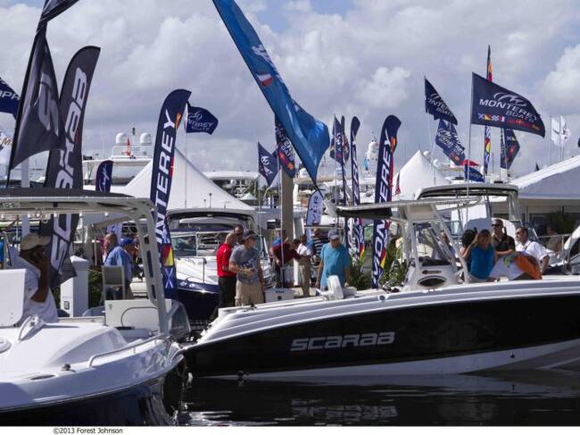 SHM03 FORT LAUDERDALE (FL, EEUU), 30/10/2014.- Siete marinas de Fort Lauderdale, en el sur de Florida (EE.UU.), son desde hoy, 30 de octubre de 2014, y hasta el lunes el mayor escaparate náutico del mundo, con compañías procedentes de 29 países y los últimos yates de lujo y modelos de embarcaciones. Esta feria náutica cumple 55 años convertida además en la de mayor extensión, con un recinto expositivo de más de 279.000 metros cuadrados, y volcada en un ambicioso programa de ocio y actividades para los amantes del mar. Pero el International Boat Show de Fort Lauderdale no se contenta solo con acoger la mayor concentración de yates del mundo, sino que se embarca en cada edición en la tarea de incorporar las últimas novedades y tendencias del sector. EFE/Forest Johnson/SÓLO USO EDITORIAL/NO VENTAS/ARCHIVO