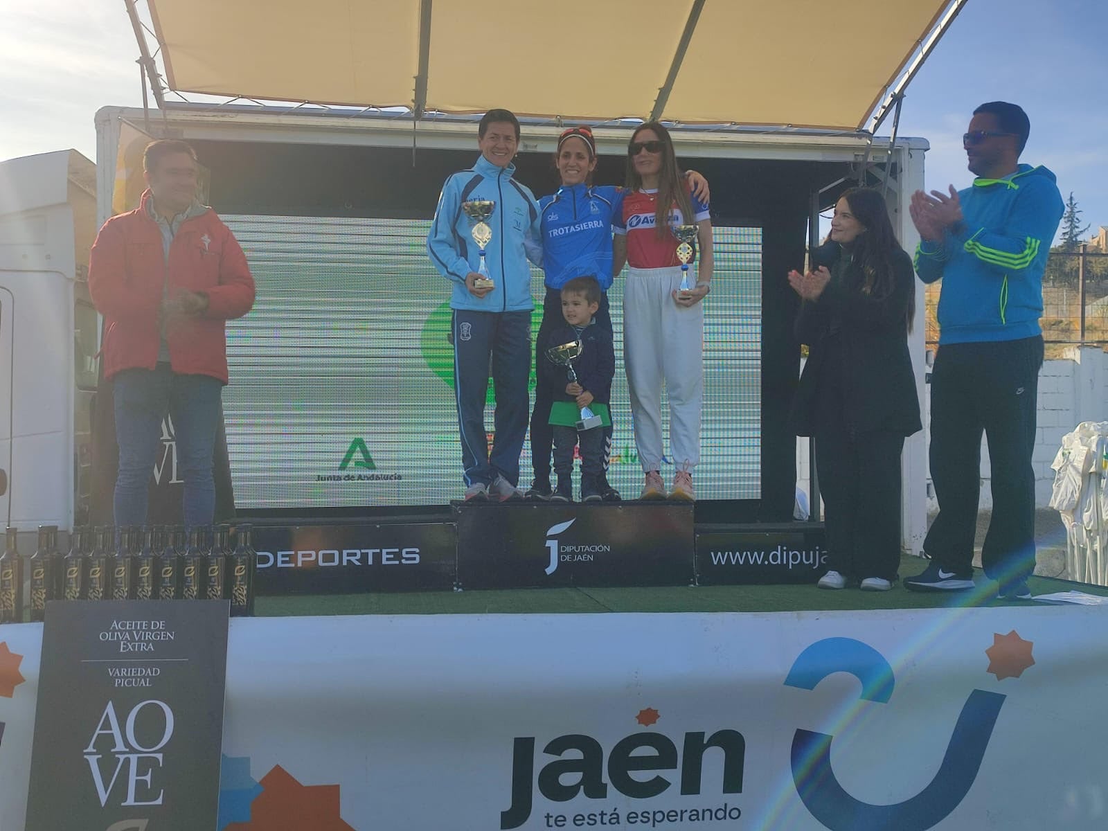 Cynthia Ramírez, primera del Cross Ciudad de Jaén con Lola Chiclana y Alicia Cabeza  en el podio.