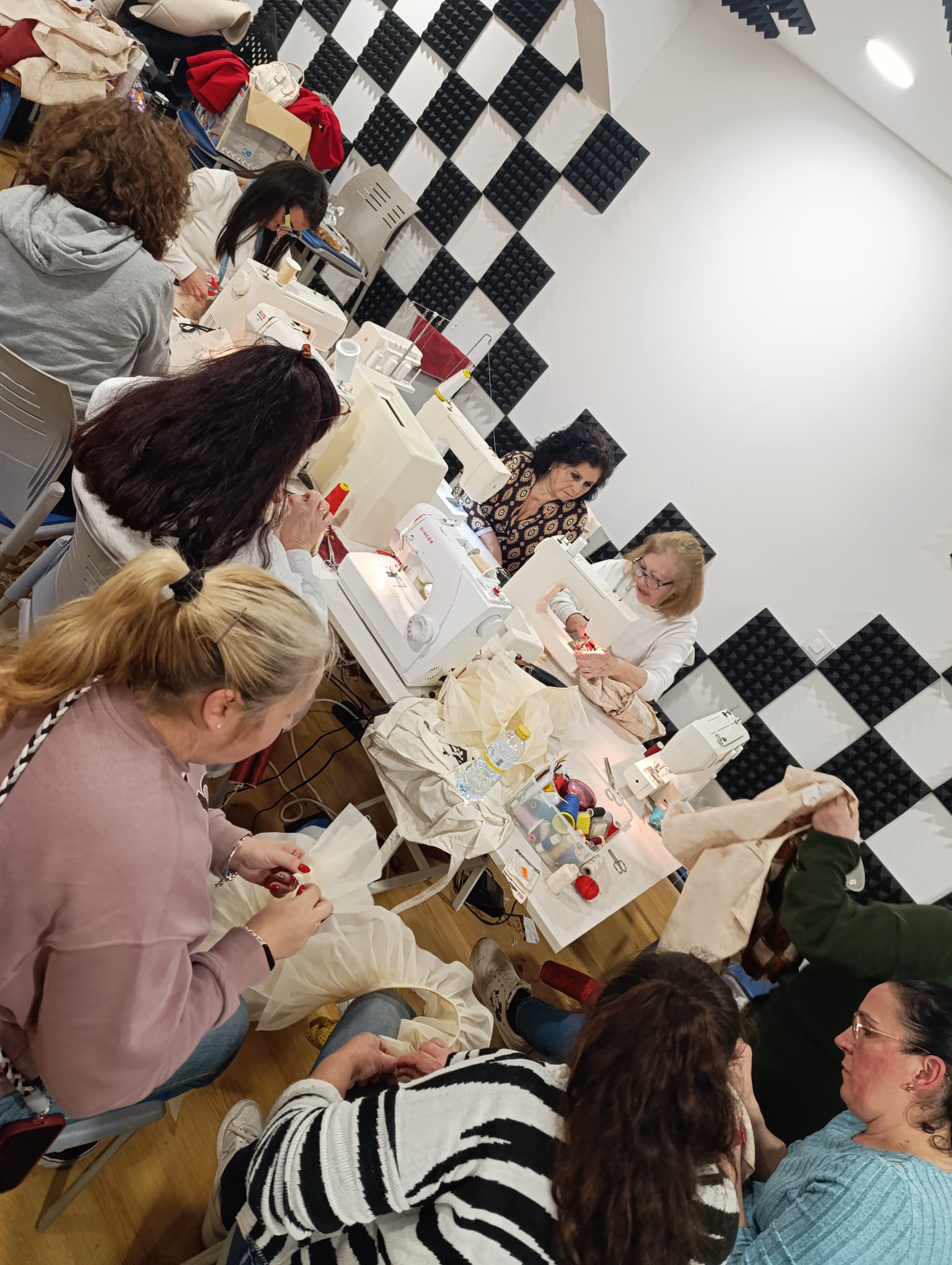 Costureras terminando de preparar los tipos de la comparsa 'El hilo rojo'