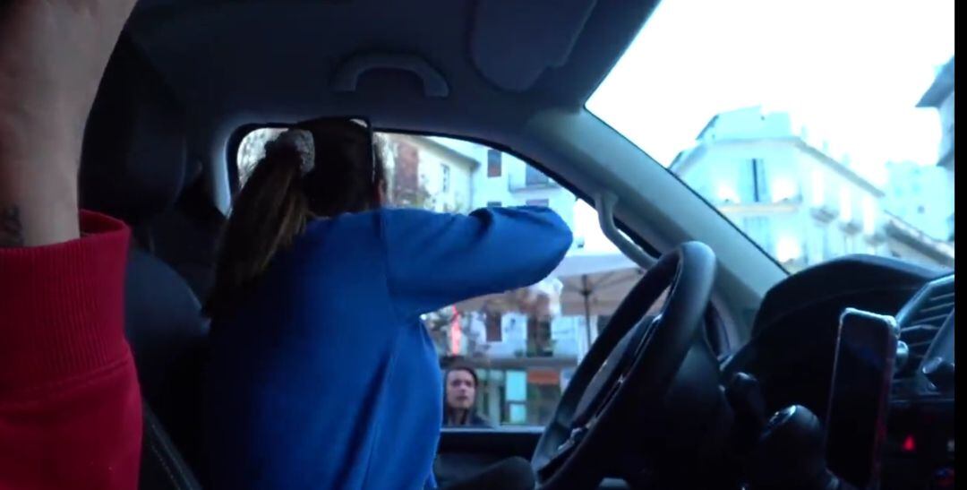 Dos chicas de Valencia &quot;reparten&quot; comida entre los pobres.