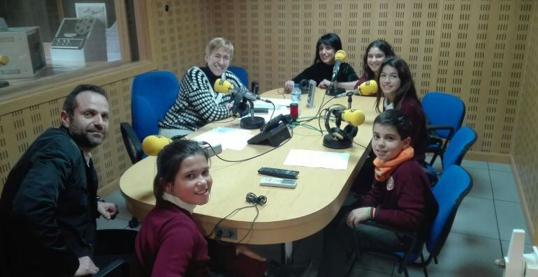 Los escolares de radio Cheles con Inma Salguero y los profesores César Fernández y Cristina Ralo