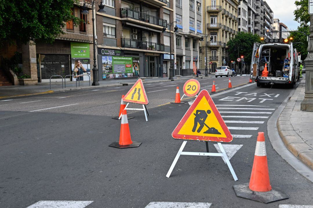 Este lunes se han iniciado las obras para construir un segundo carril bus en la calle Colón de València y cambiar la circulación en el primer tramo