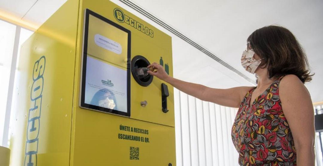 Máquina de reciclaje de plásticos con compensación, que serían la base de la economía reciclada