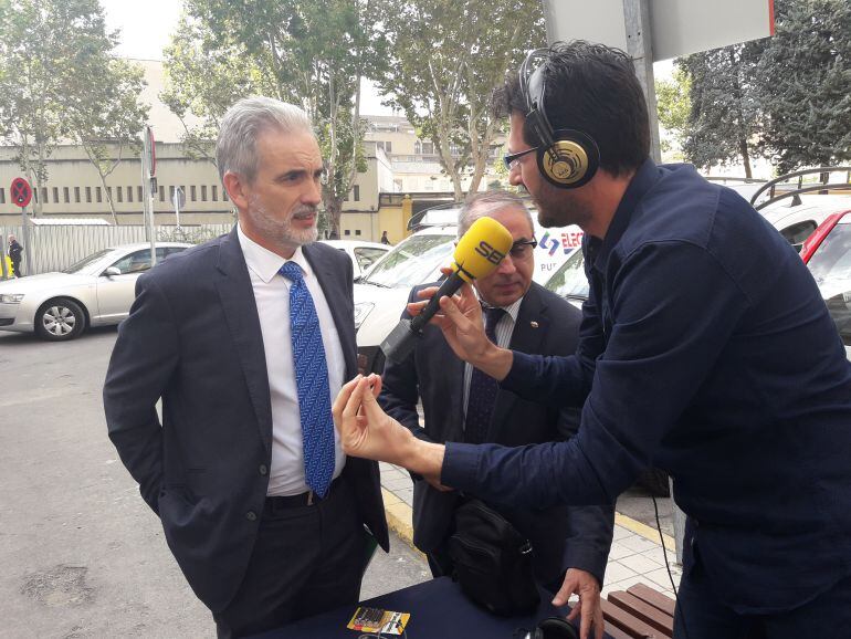 El consejero de Salud, Aquilino Alonso, interviene en el programa Hoy por Hoy Granada antes del comienzo de la reunión del consejo asesor del SAS.