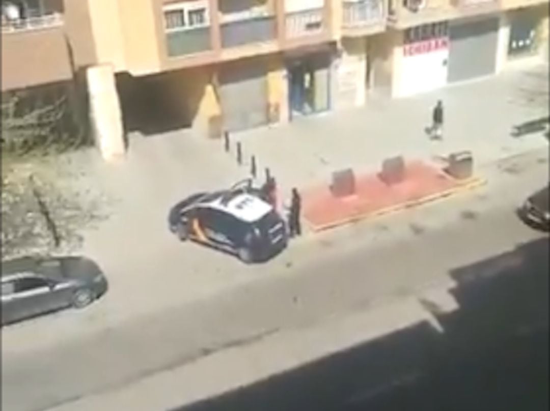 Agentes de la Policía Nacional identifican a dos viandantes en Lorca por incumplir el decreto de alarma