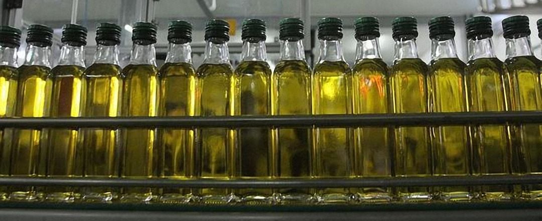 Aceite de oliva envasado en botellas.