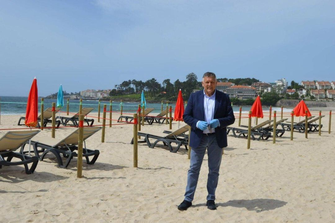 Telmo Martín en la playa de Silgar