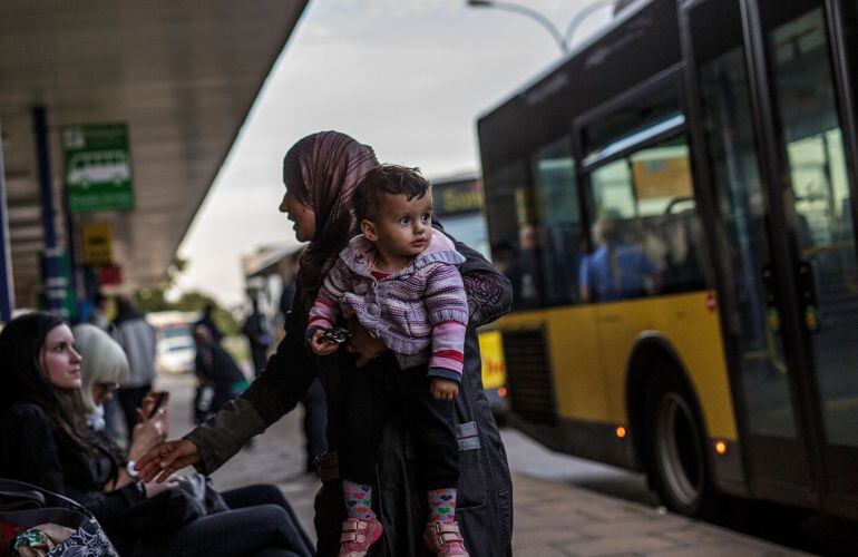 Centenares de refugiados, a las puertas de la línea especial de autobuses de Múnich. 