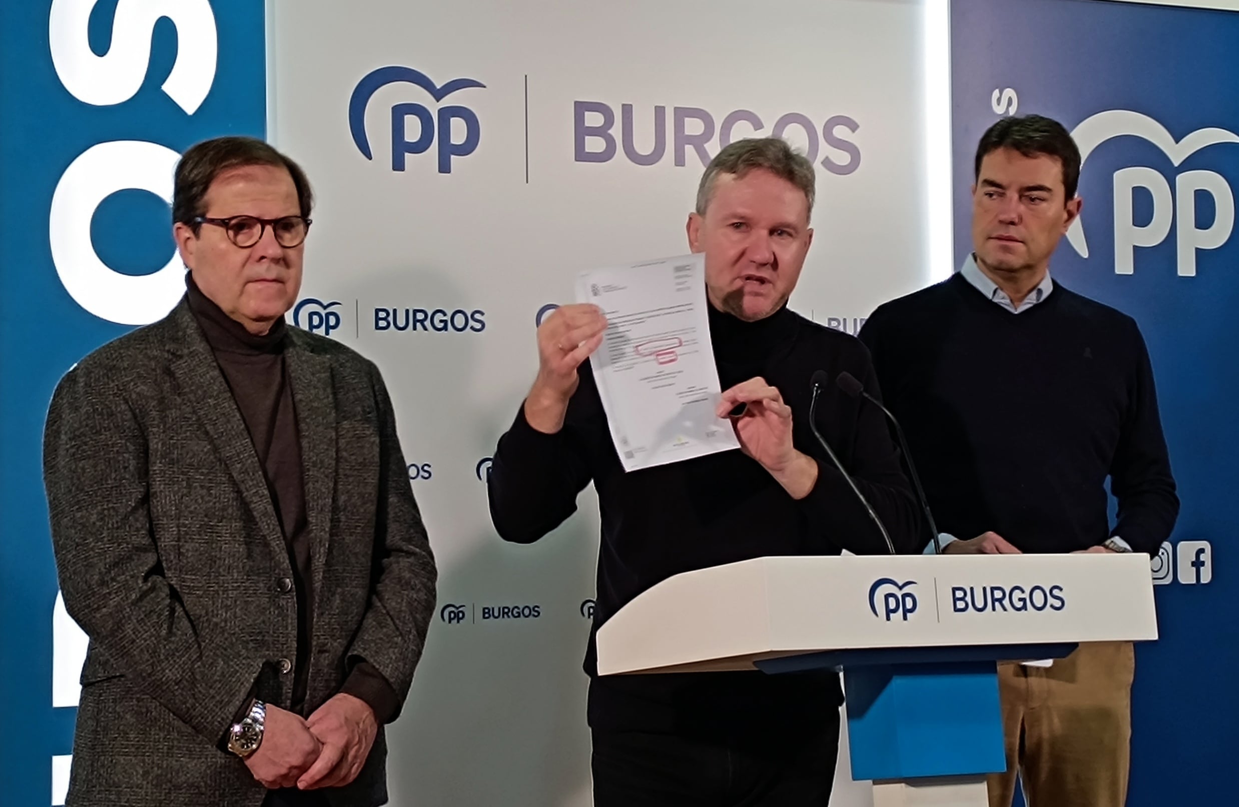 Los parlamentarios del PP por Burgos, Salvador de Foronda (izda), Javier Lacalle y Ángel Ibáñez