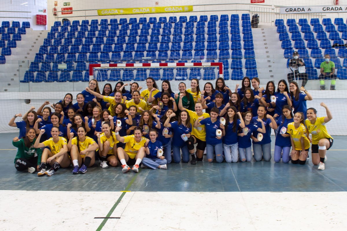 Foto de familia de las jugadoras del primer equipo con las de la cantera del club.