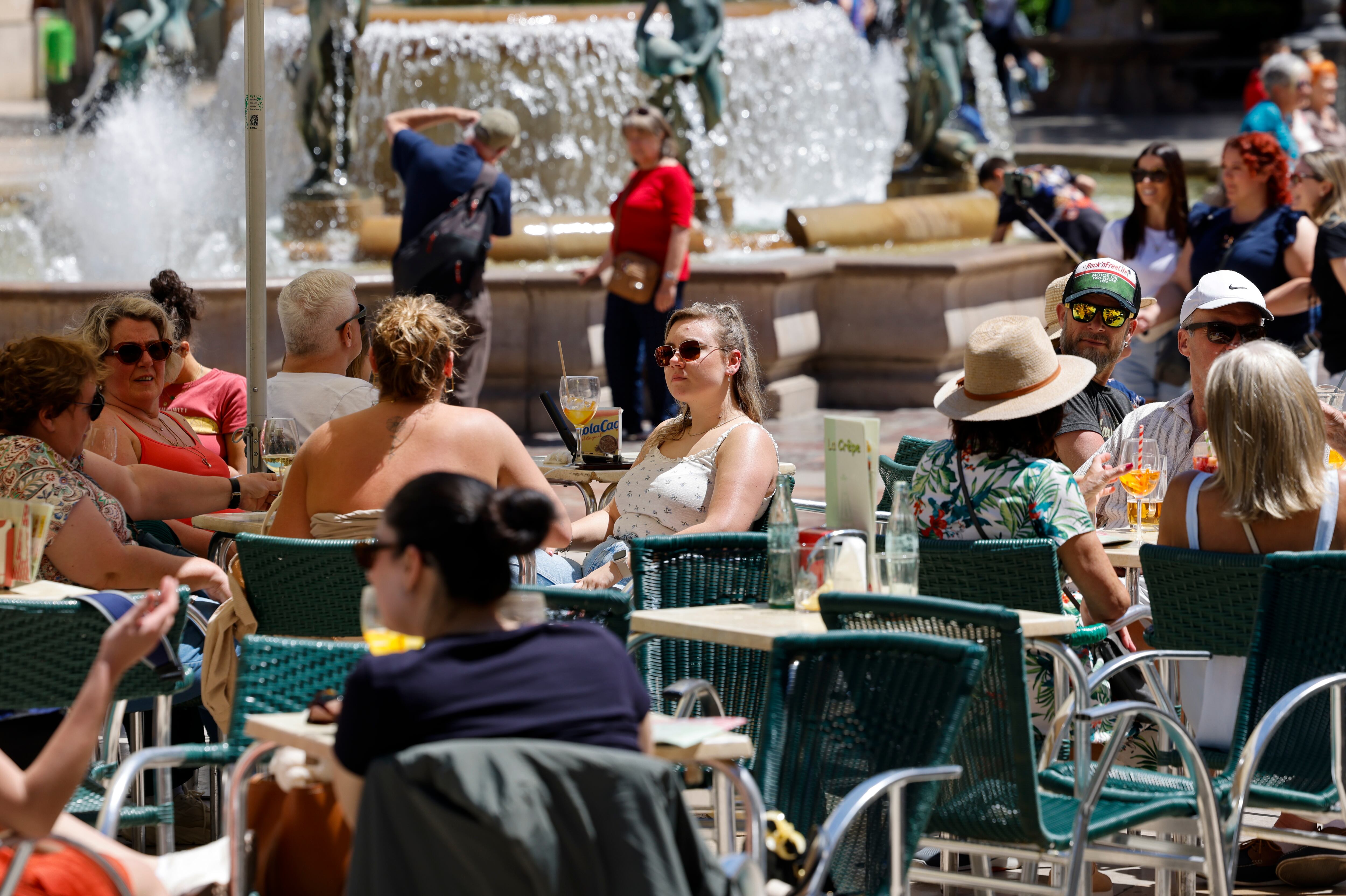 Numerosas personas disfrutan del buen tiempo en una terraza del centro de la ciudad cuando la Comunitat Valenciana. EFE/Ana Escobar