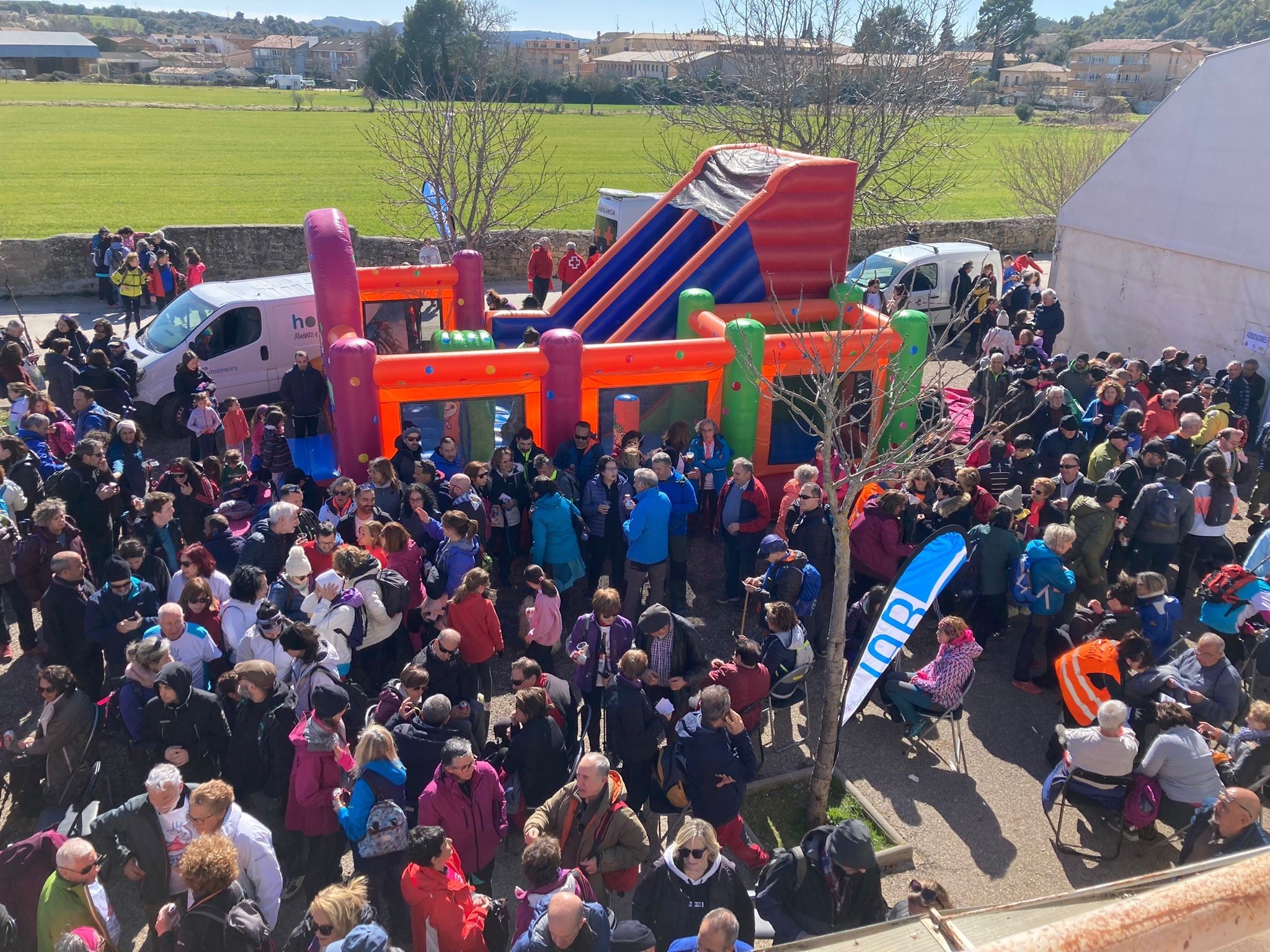 Gran participación en la caminata celebrada en Ayerbe