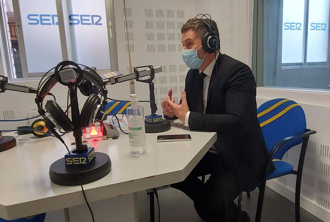 Mariano de Paco Serrano en los estudios de SER Henares. 