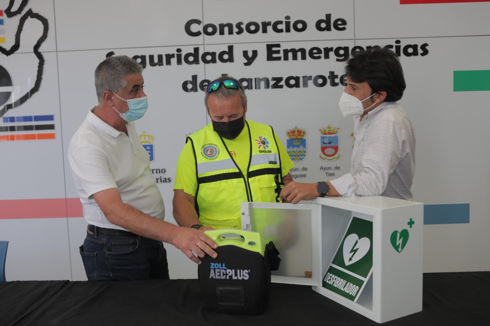 Marcos Bergaz (a la derecha de la imagen), consejero de Seguridad y Emergencias del Cabildo de Lanzarote, junto a Eugenio Robayna (a la izquierda), concejal de mercadillos de Teguise, y un miembro de EMERLAN (en el centro).