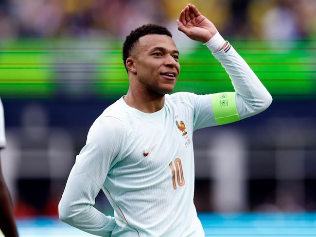 Mbappé celebrando su gol en un amistoso frente a Brasil