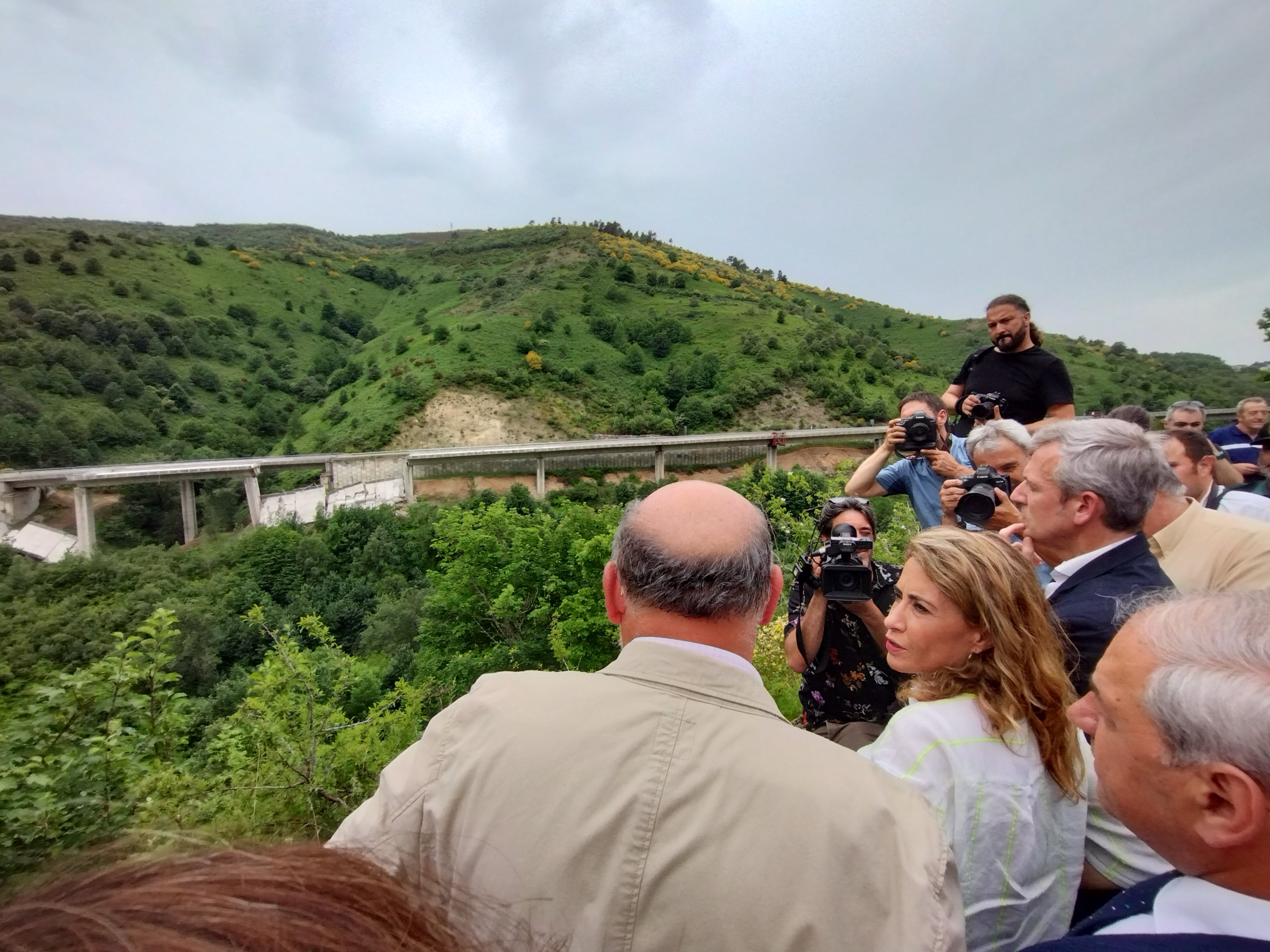 La ministra de Transportes visita el viaducto siniestrado