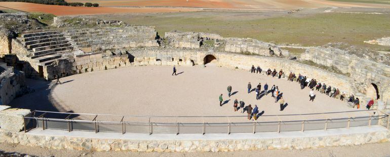 Visitantes en el Anfiteatro de Segóbriga 