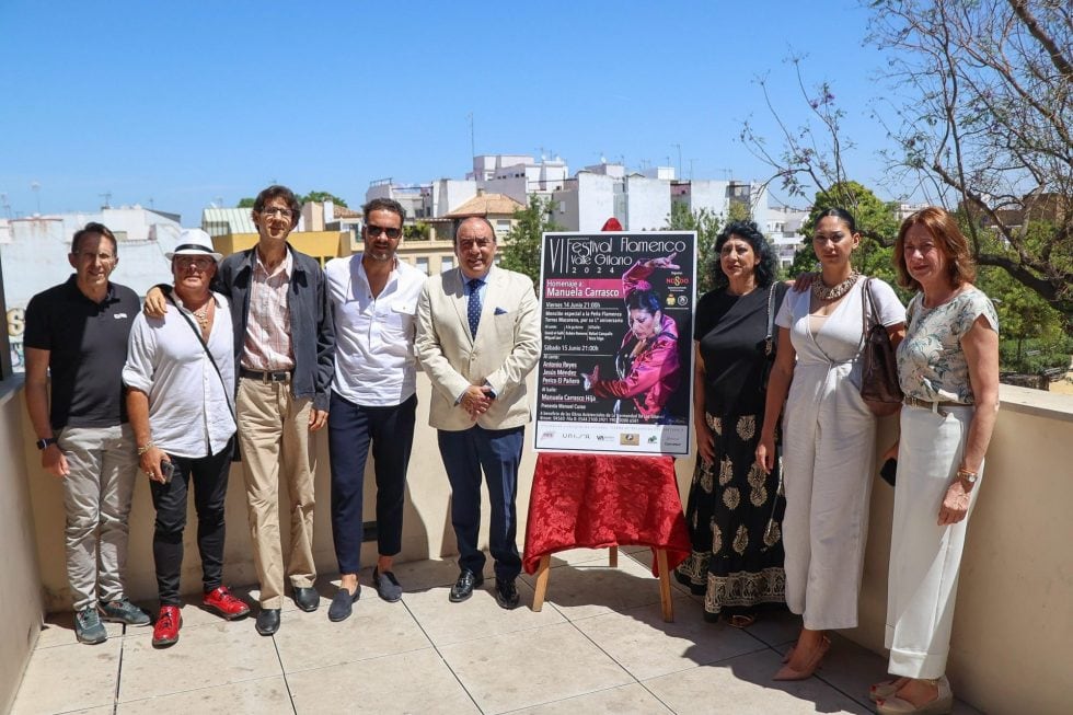 Foto de familia tras la presentación del cartel del VI Festival Flamenco Valle Gitano